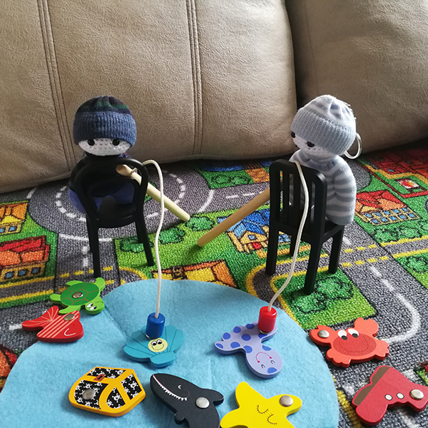 sachetines-jugando-pesca
